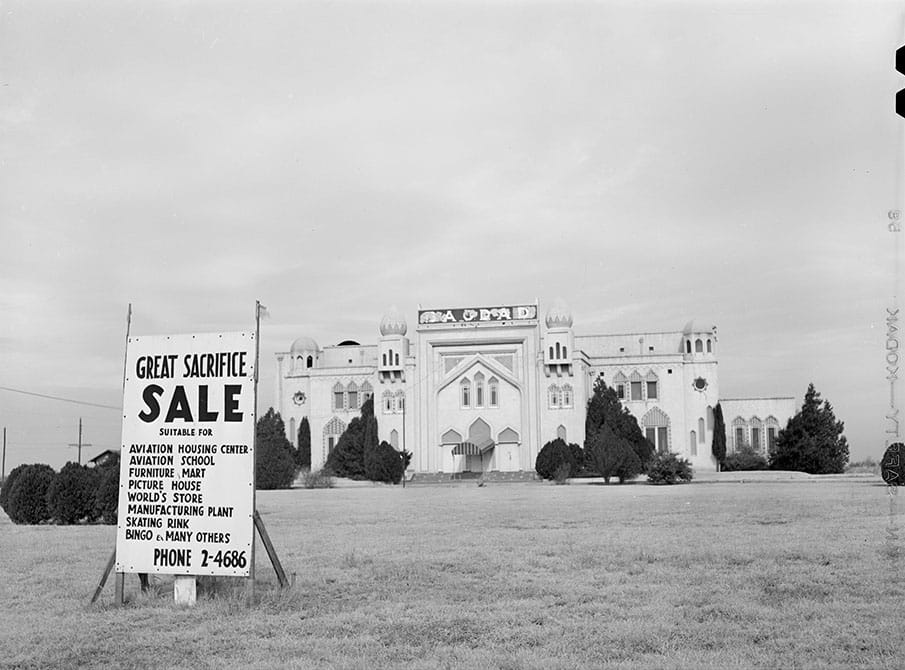 The Bagdad Supper Club in Grand Prairie, 1942.  Photo by Arthur Rothstein.