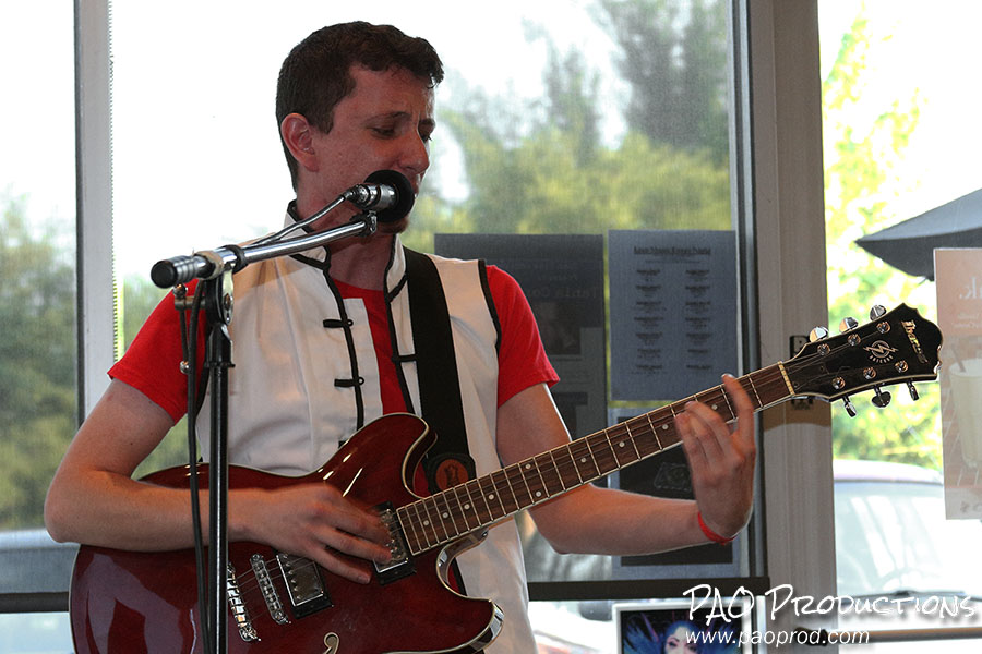 Scarletien at Dunn Bros. Coffee, July 2009