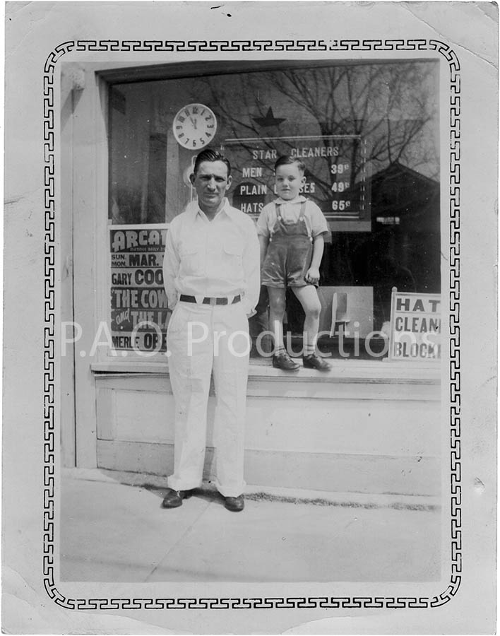 Cleaners near the Arcadia Theatre in Dallas, 1939